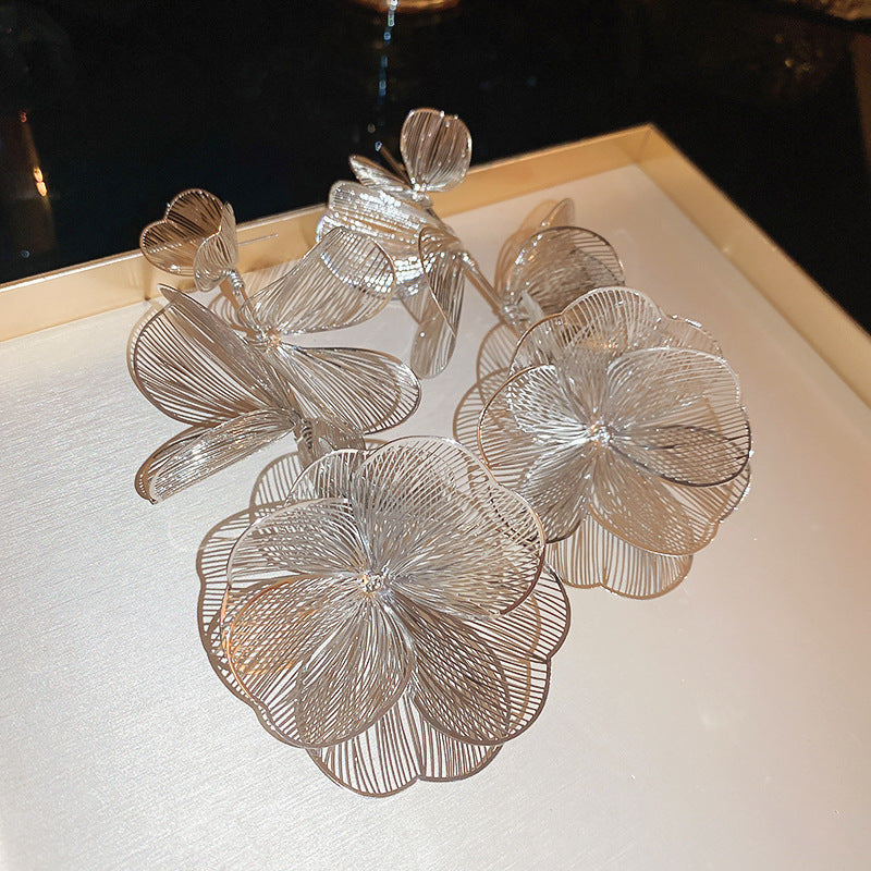 Übertriebene lange Nischenohrringe mit Blumenquaste aus Metall