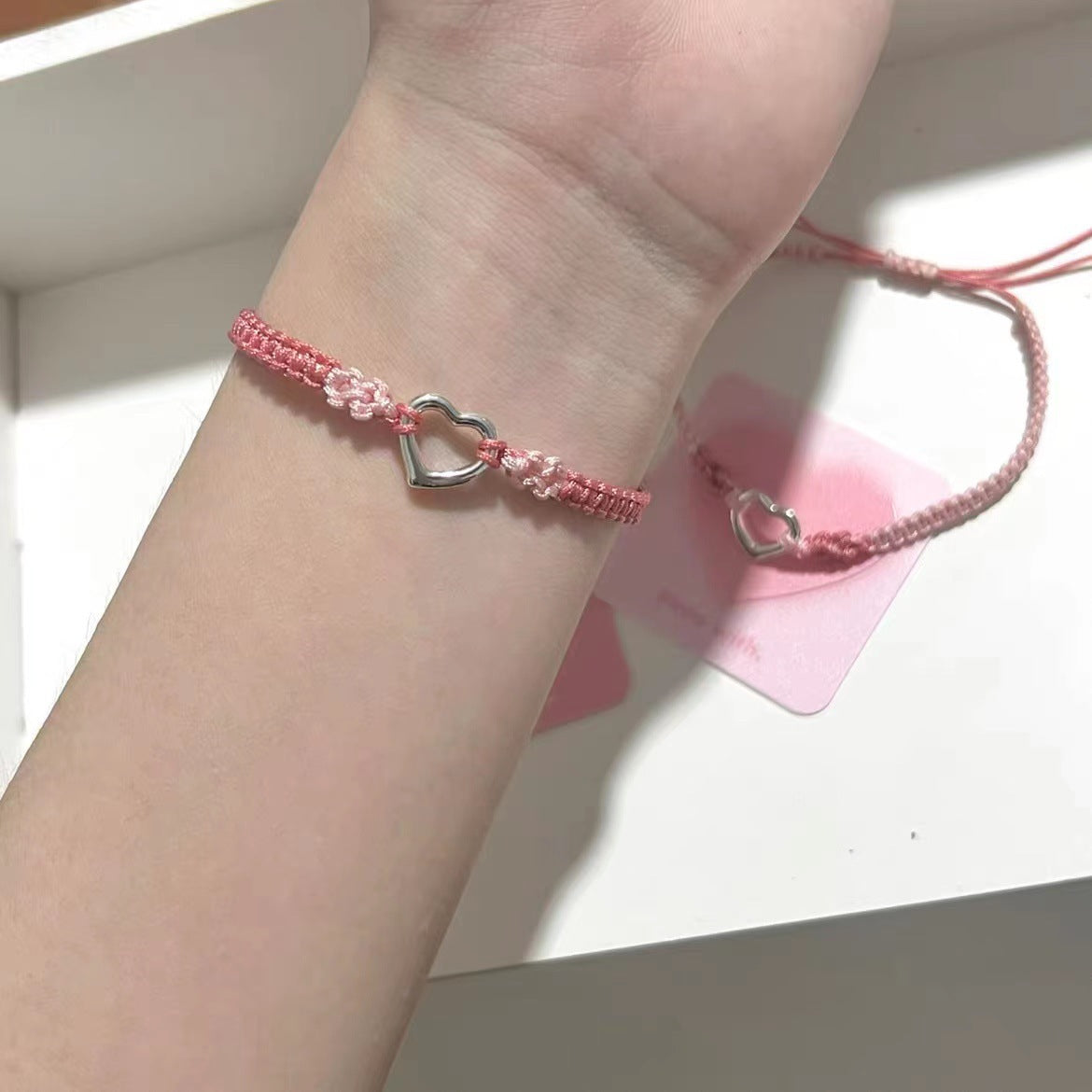Pfirsichblüten-Tragegurt-Design. Gut aussehende Armbänder