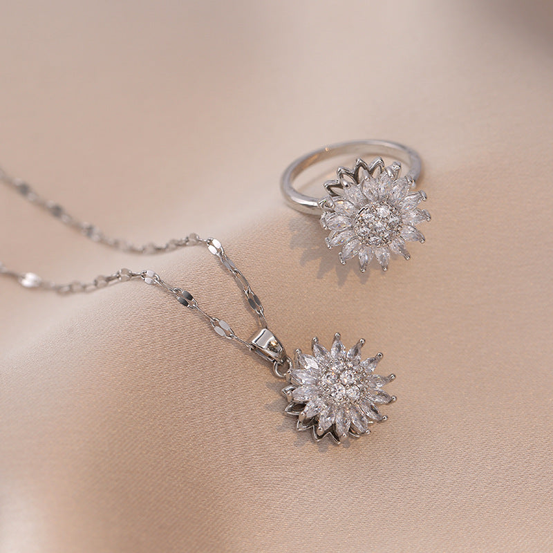 Women's Sunflower Diamond Good Luck Comes Rotatable High-grade Necklaces