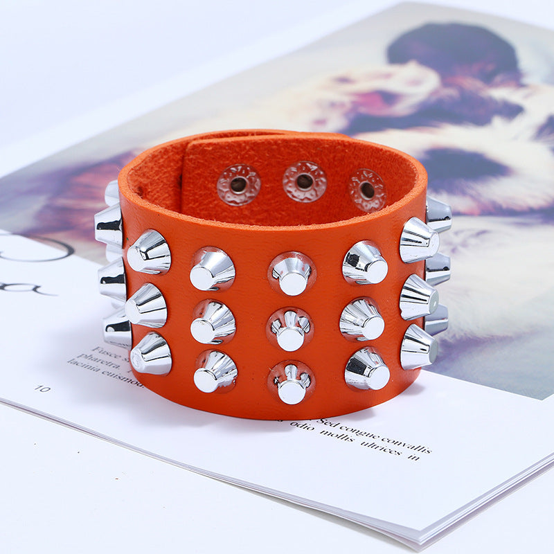 Modische spitze Armbänder für Damen und Herren sowie übertriebene Punk- und Lederarmbänder