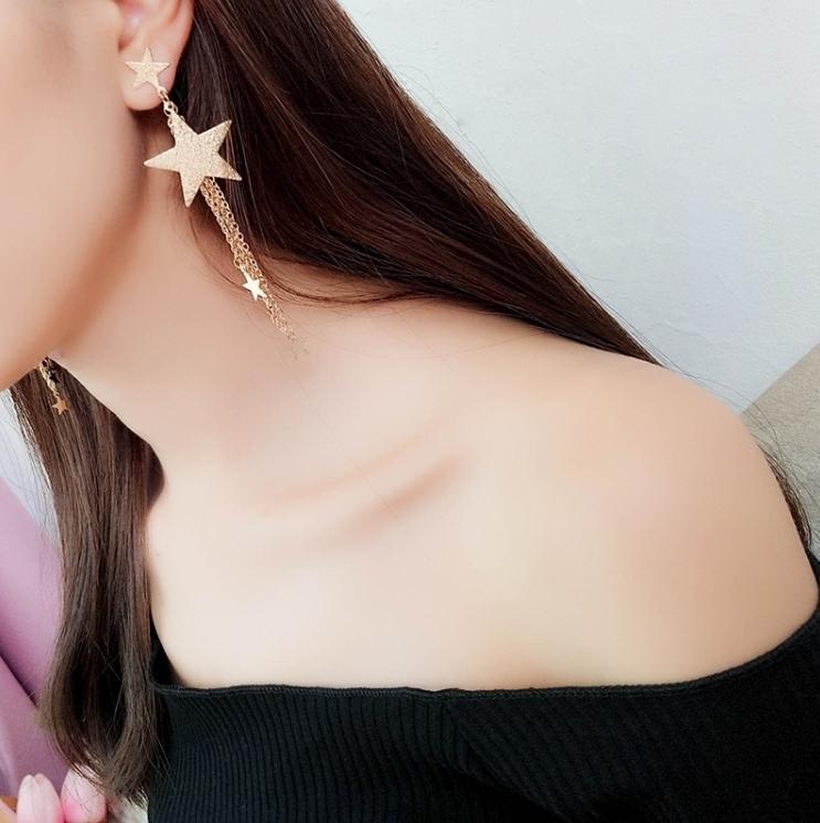 Boucles d'oreilles longues en forme d'étoile à cinq branches, ornement de personnalité gracieuse