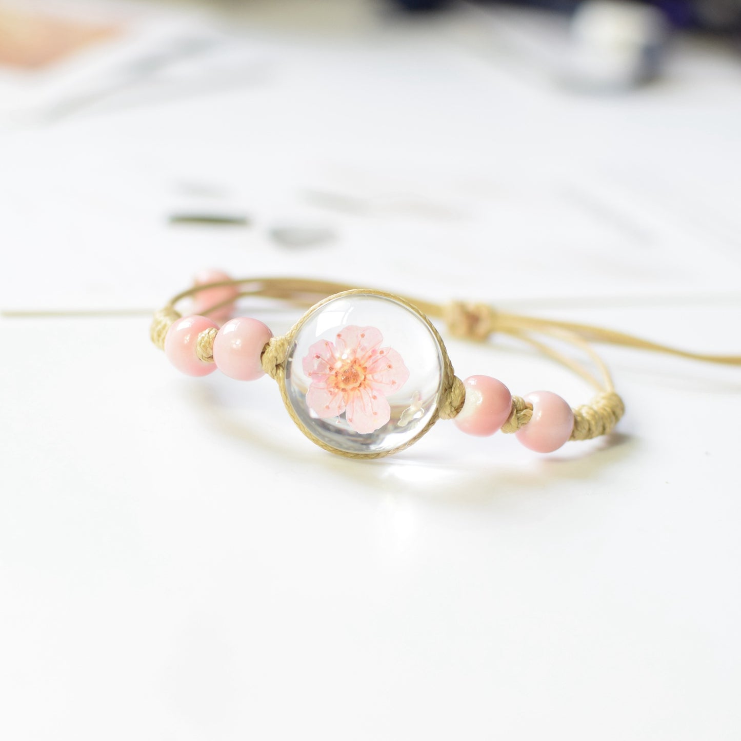 Bracelets de couple frais préservés de spécimens de fleurs séchées étoilées