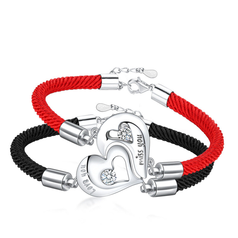 Couple paire de cordes noires et rouges portant des bracelets à sangle