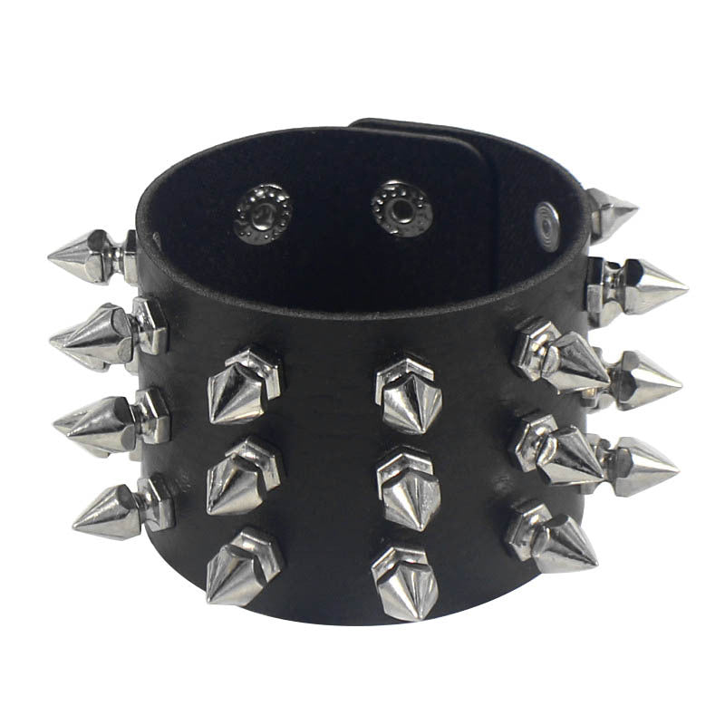 Drei übertriebene Punk-Armbänder aus konischem, spitzem Nietenleder