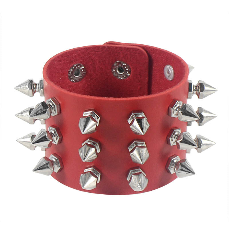 Drei übertriebene Punk-Armbänder aus konischem, spitzem Nietenleder