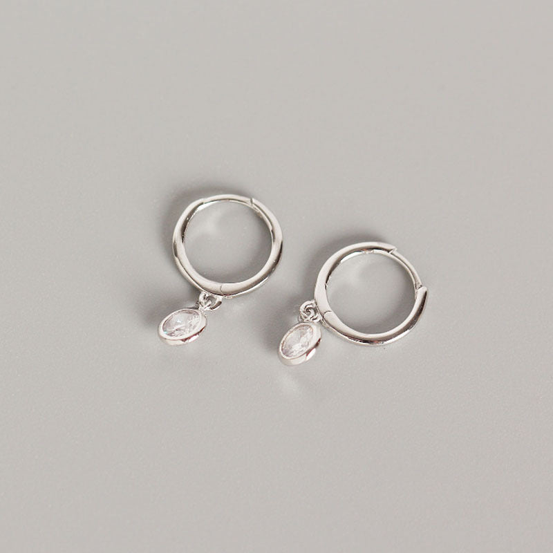 Damentasche mit Zirkon-Sterlingsilber-Ohrringen im minimalistischen Stil