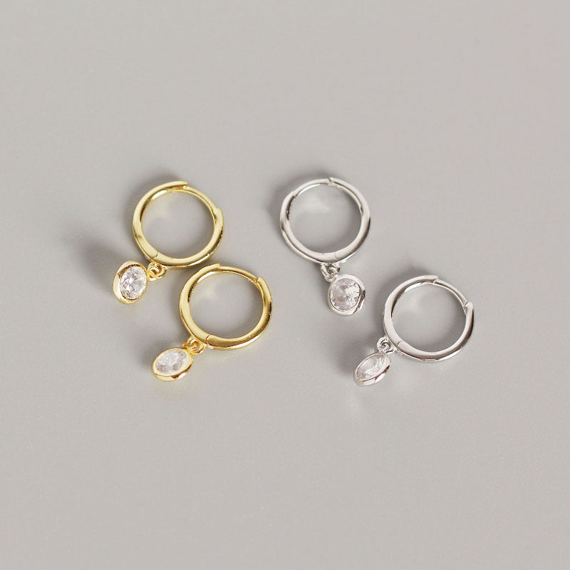 Damentasche mit Zirkon-Sterlingsilber-Ohrringen im minimalistischen Stil