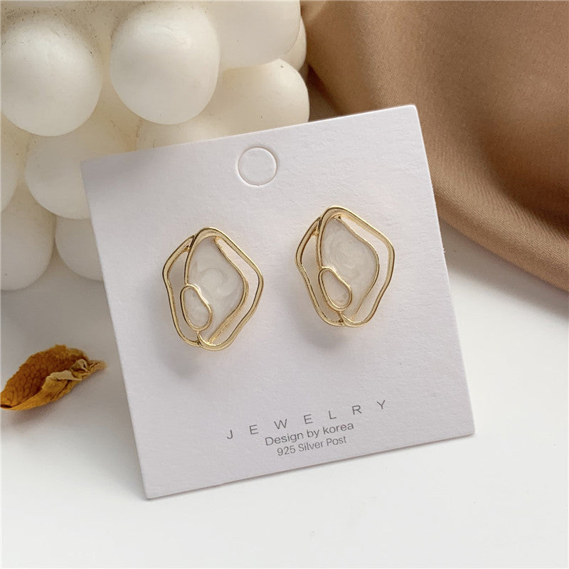 Boucles d'oreilles froides de personnalité de coquille géométrique simple et gracieuse pour femmes