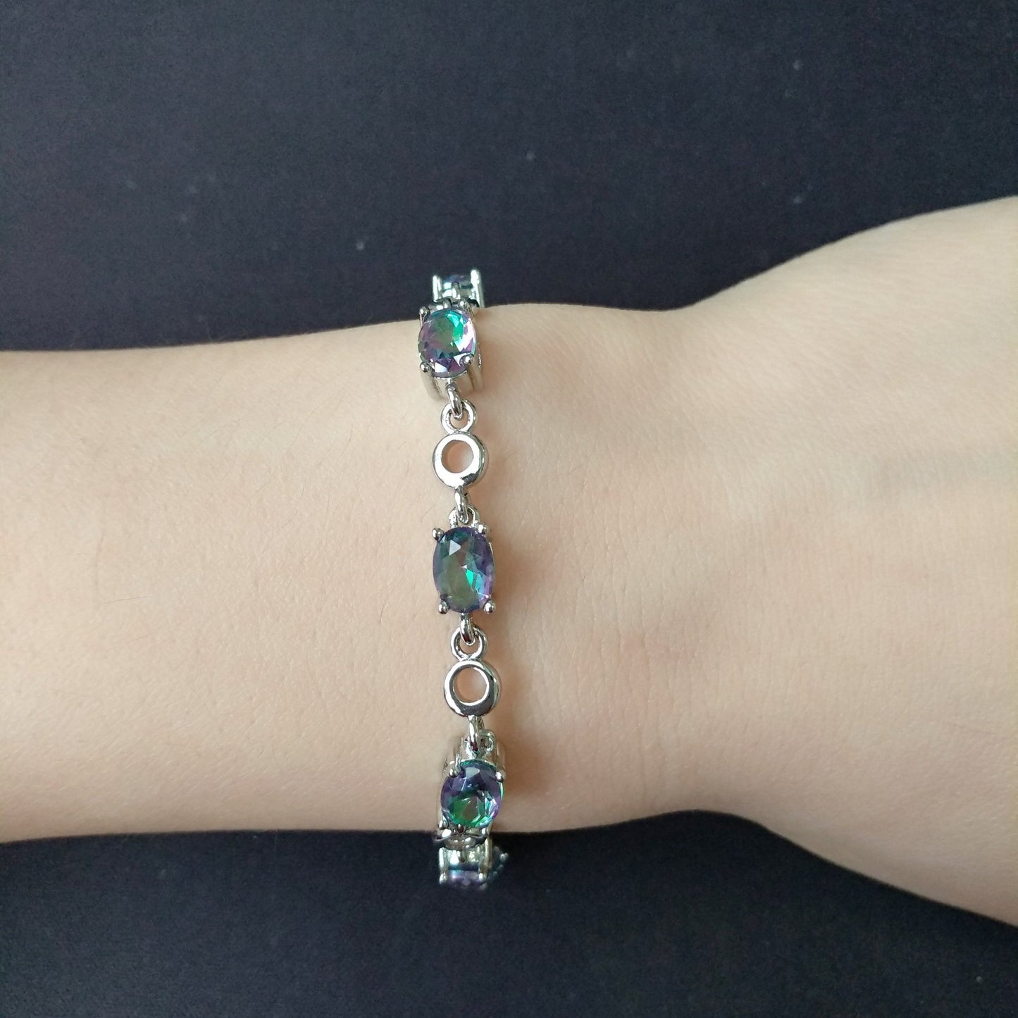 Bunte Edelstein-weibliche glänzende kreative Kristallarmbänder