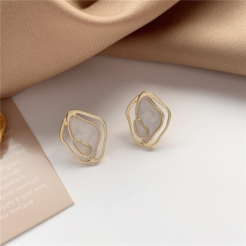 Boucles d'oreilles froides de personnalité de coquille géométrique simple et gracieuse pour femmes