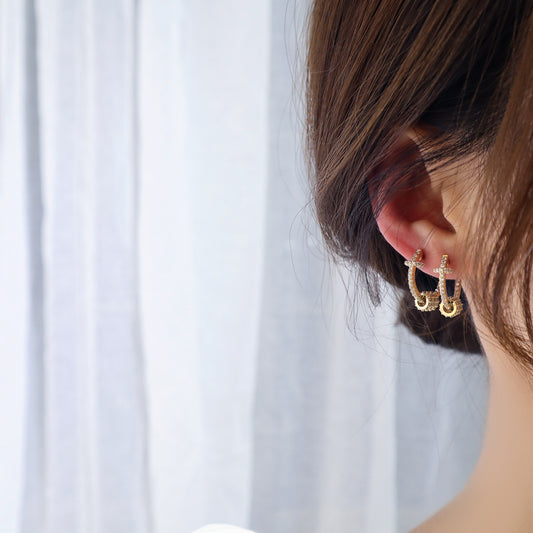 Boucles d'oreilles exquises en petit diamant avec clip d'oreille de style froid