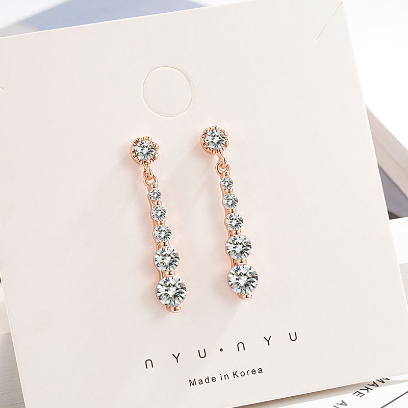 World Kim Ear Water Drop Zircon Earrings