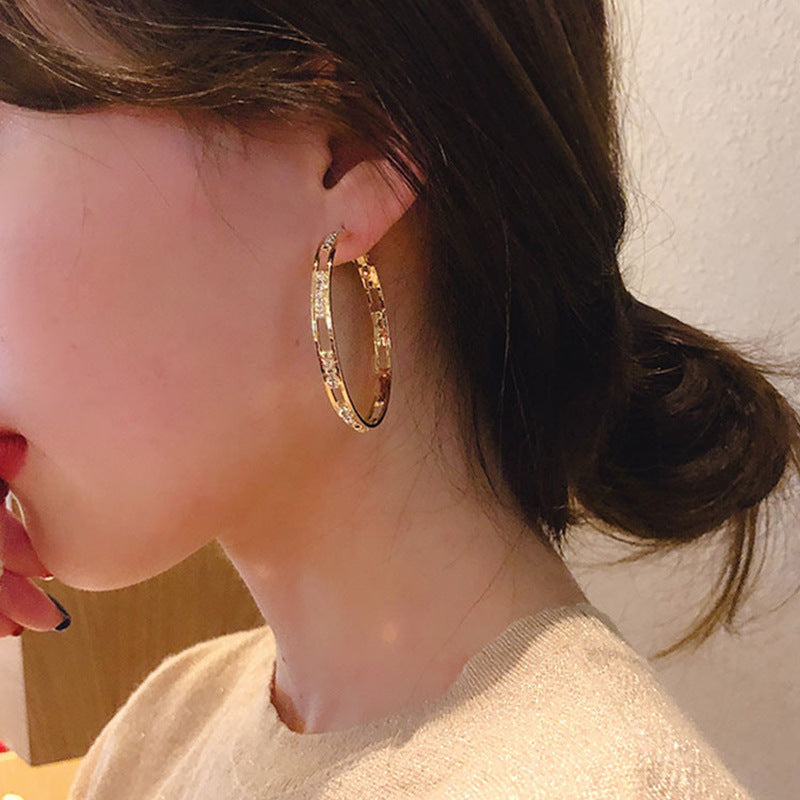Modische einfache Ohrringe aus Metall für Damen