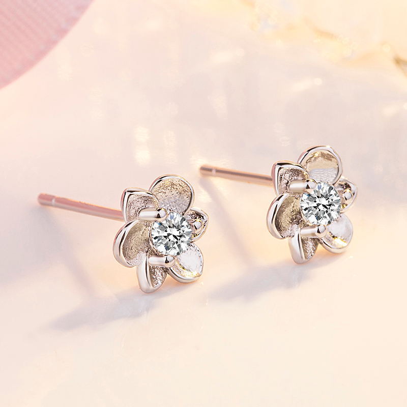 Boucles d'oreilles ornementales exquises de Style coréen petite marguerite pour femmes