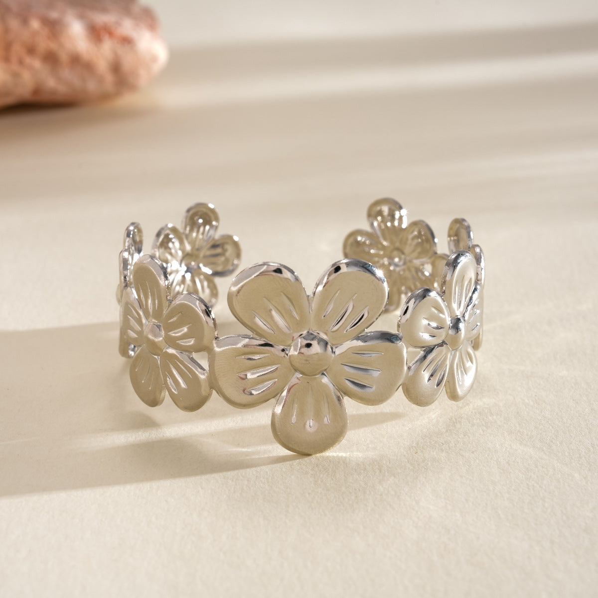 Women's Metal Pleated Flowers Openings Suit Niche Exaggerated Light Luxury Bracelet