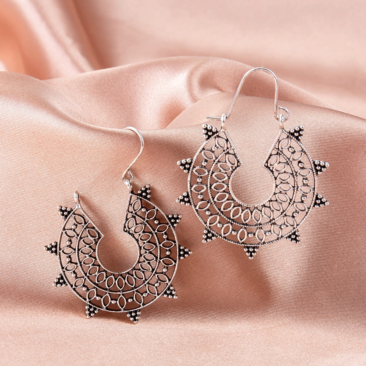 Boucles d'oreilles vintage creuses sculptées pour femmes, pétoncles géométriques