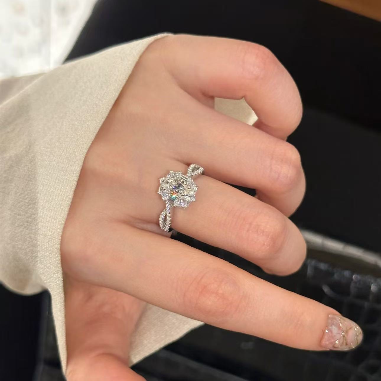 Fireworks Luxury Inlaid Big Diamond Female Advanced Light Minority Exquisite Ring