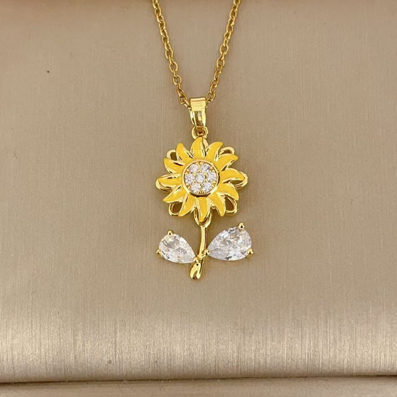 Women's Rotating Flower Fashion High Sense Live Necklace