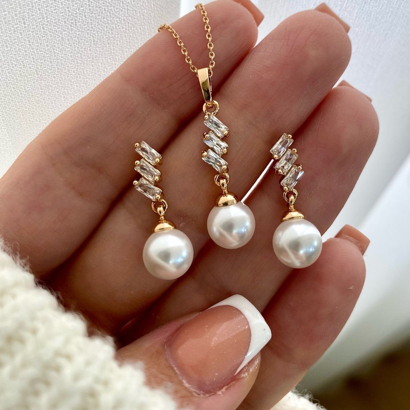 Affordable Luxury Imitation Pearl Suite Personality Rings