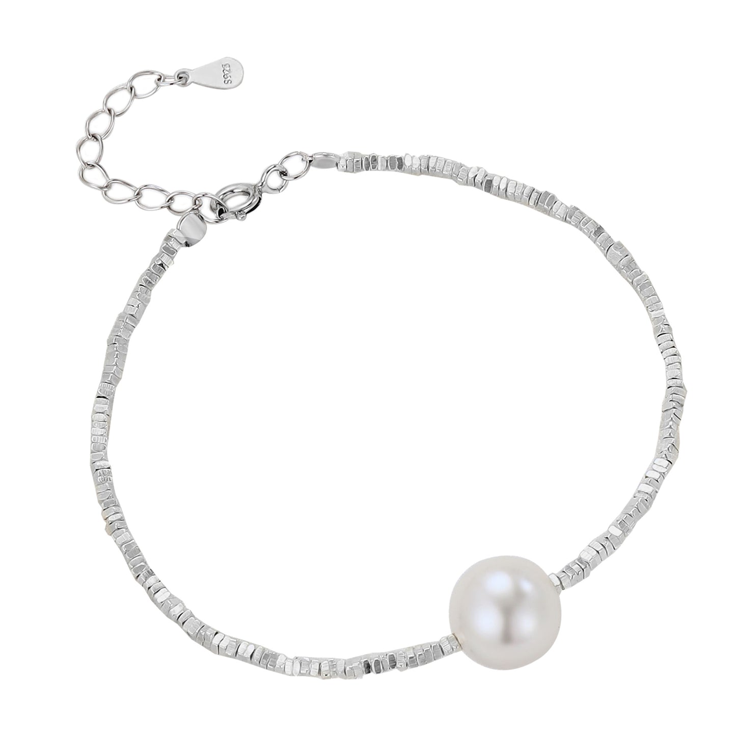 Et petits morceaux de bracelets carrés en perles blanches