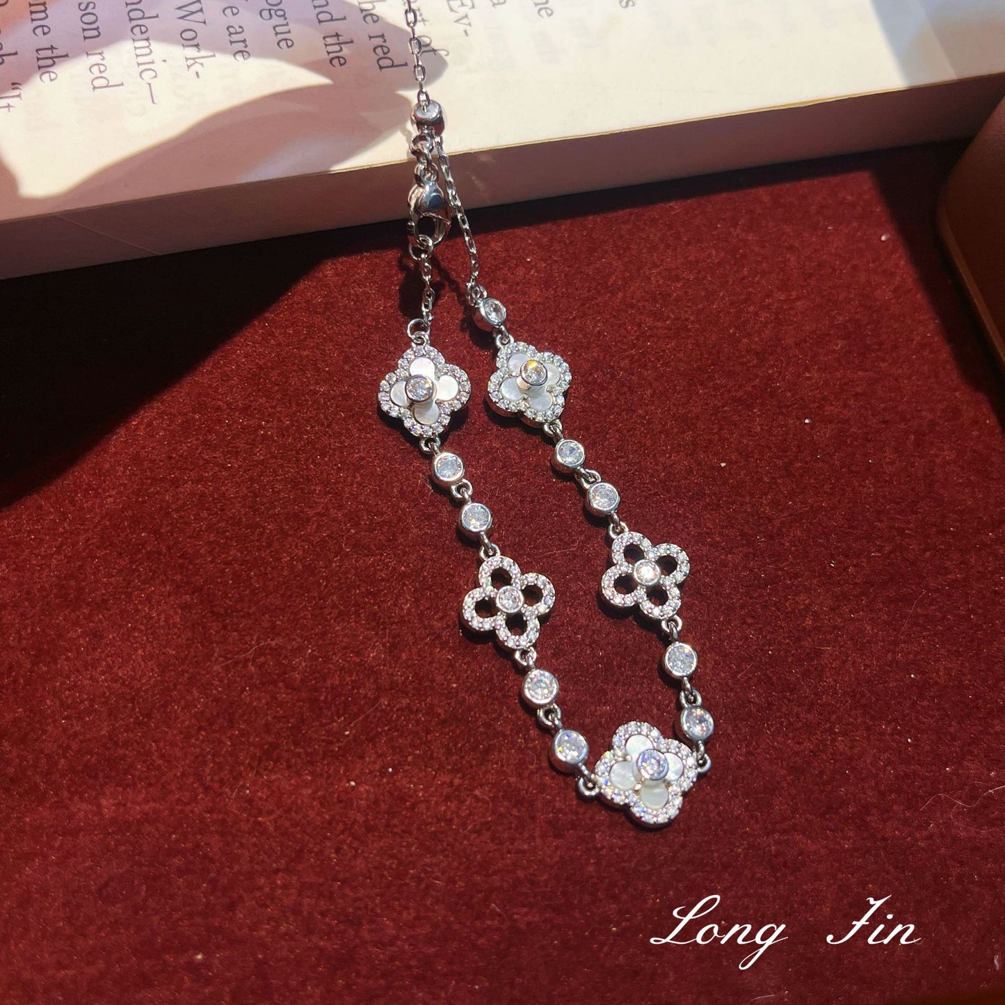 French Retro Tiger Eye White Shell Hollow Zircon Red Four-leaf Bracelets