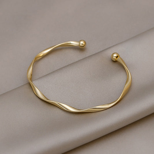 Women's Twisted Simple Fashion High-grade Trendy Design Girlfriends Cold Style Bracelet