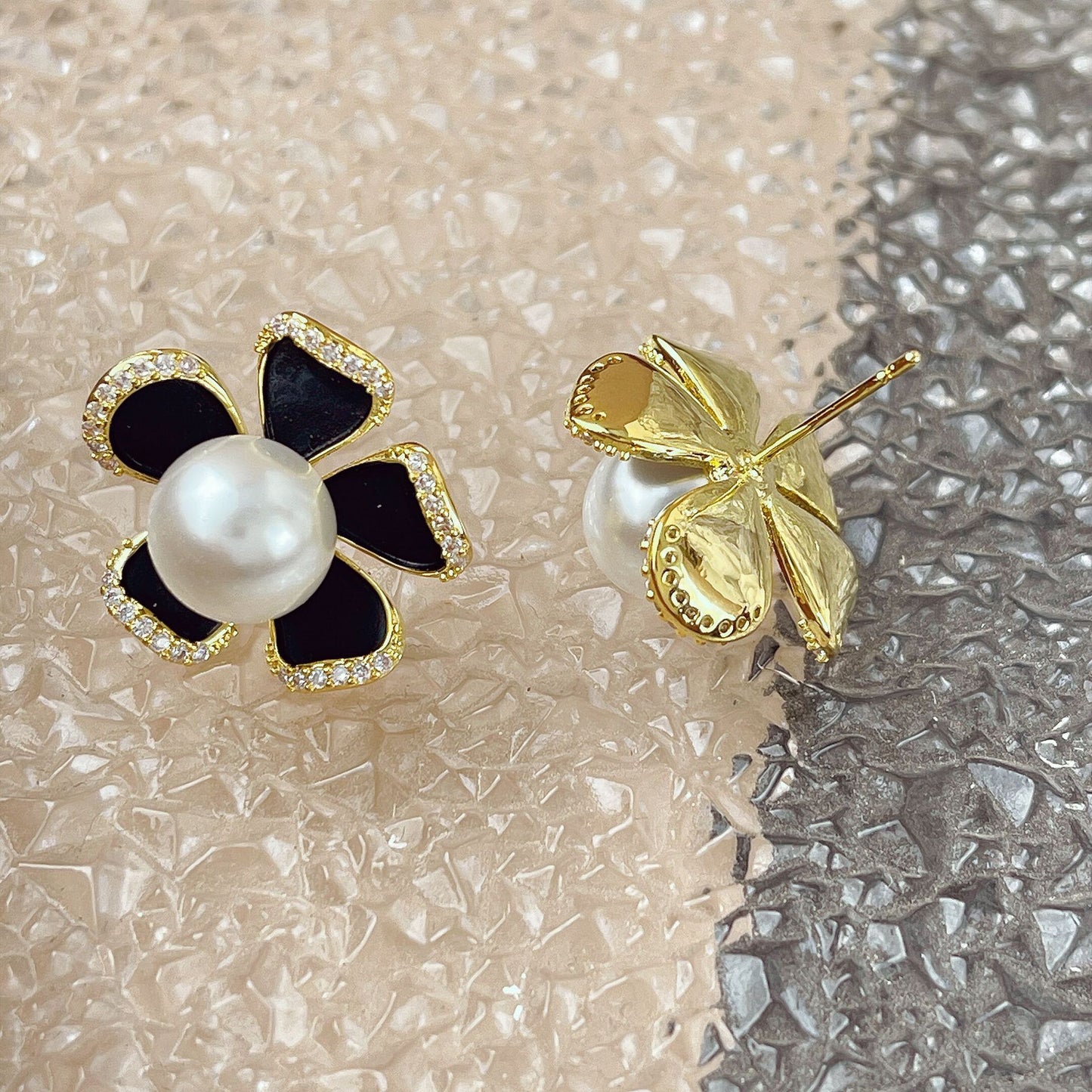 Women's French Retro Black Flower Pearl Sweet Elegance Earrings