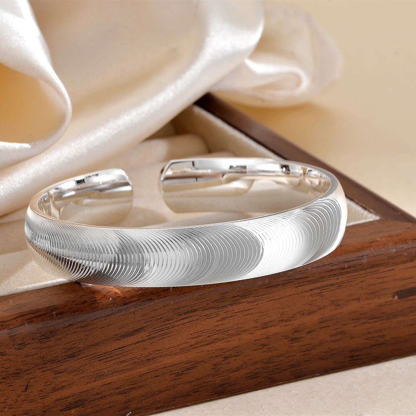 Cat Eye Flashing Light Wave Pattern Niche Open Solid Bracelet