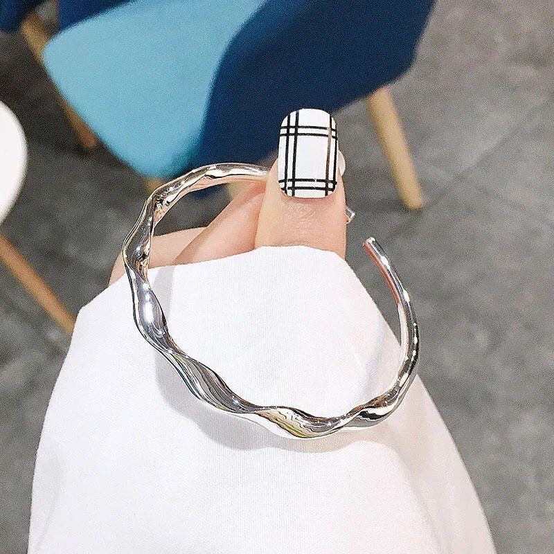 Mobius Twisted Female Button Wave Glossy Simple Bracelets