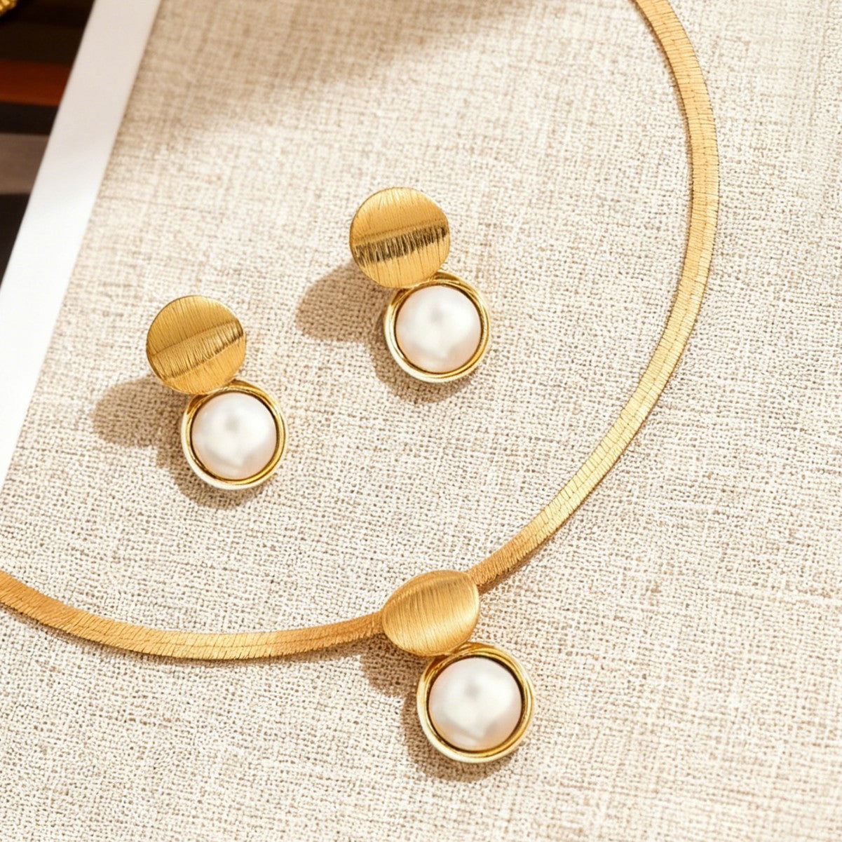 Wide Face Chain Like Flat Snake Imitation Pearl Round Clavicle Rings