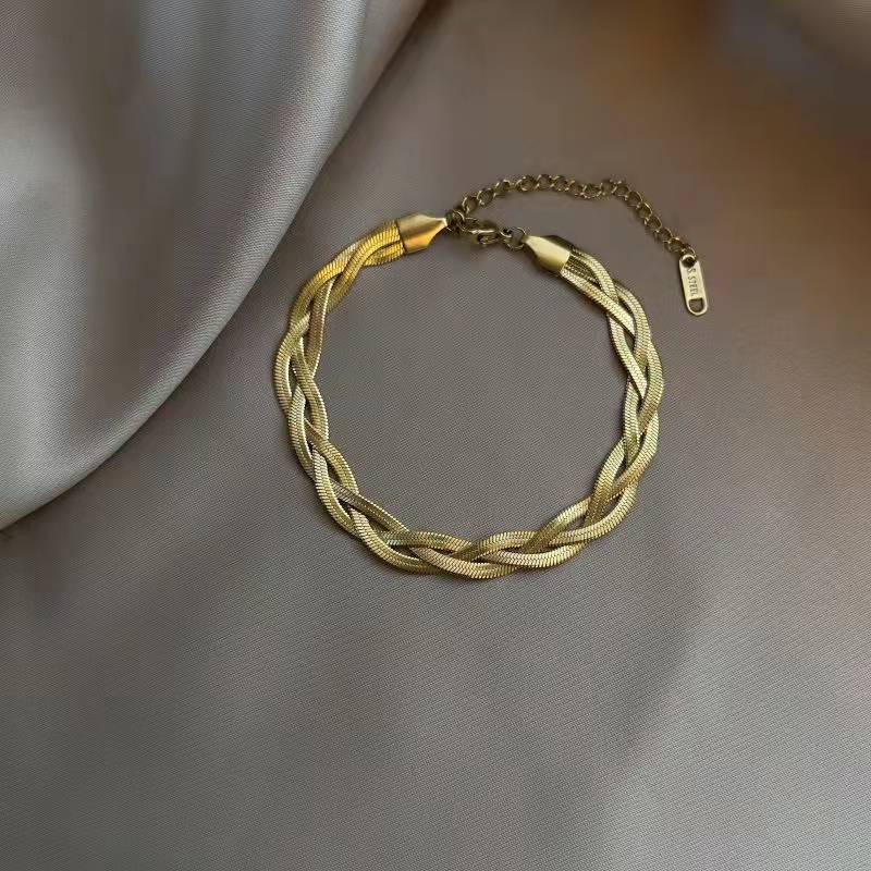 Einfache, farblich passende Twist-Armbänder für Damen