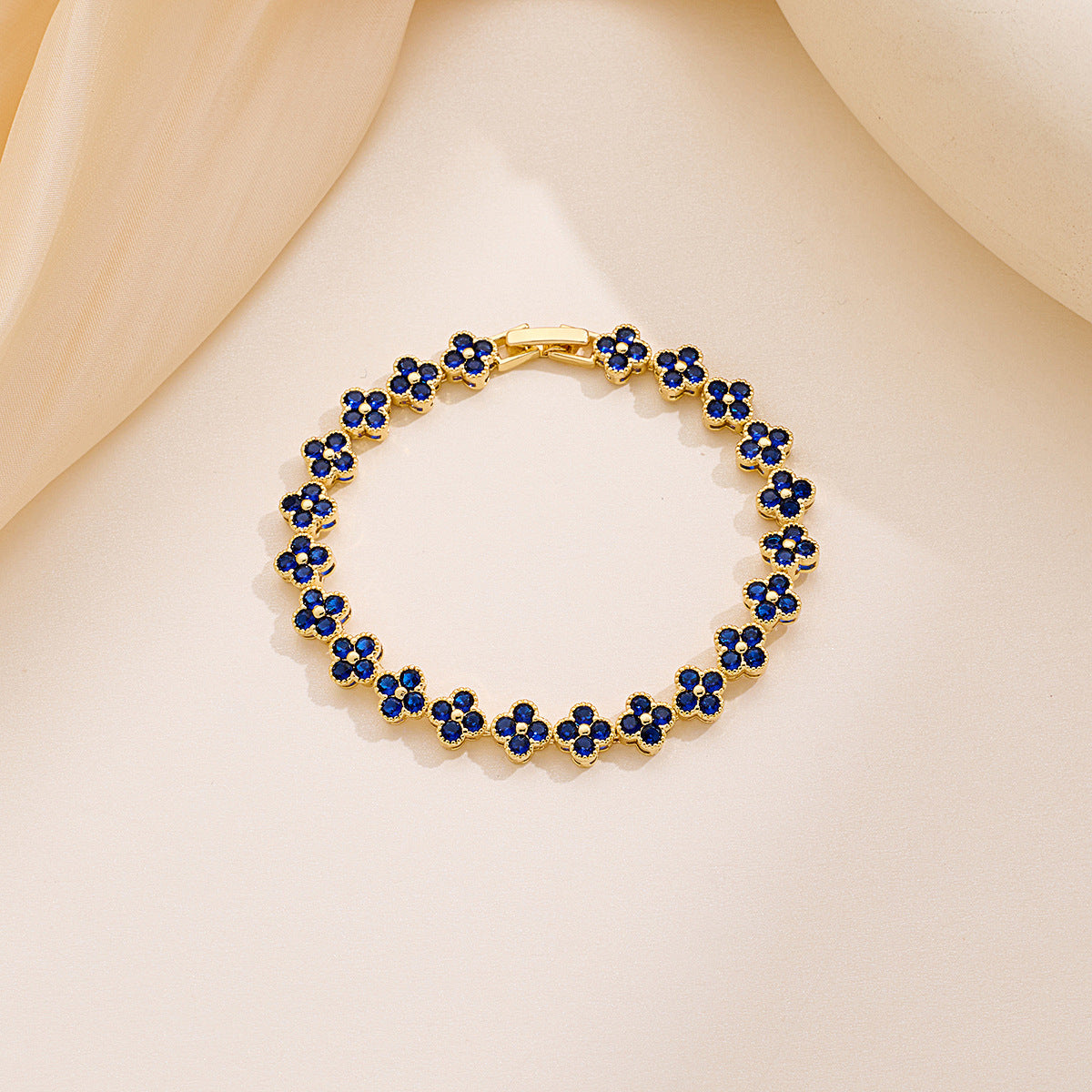 Women's Full Diamond Clover Fashion Design Luxurious Color Bracelet