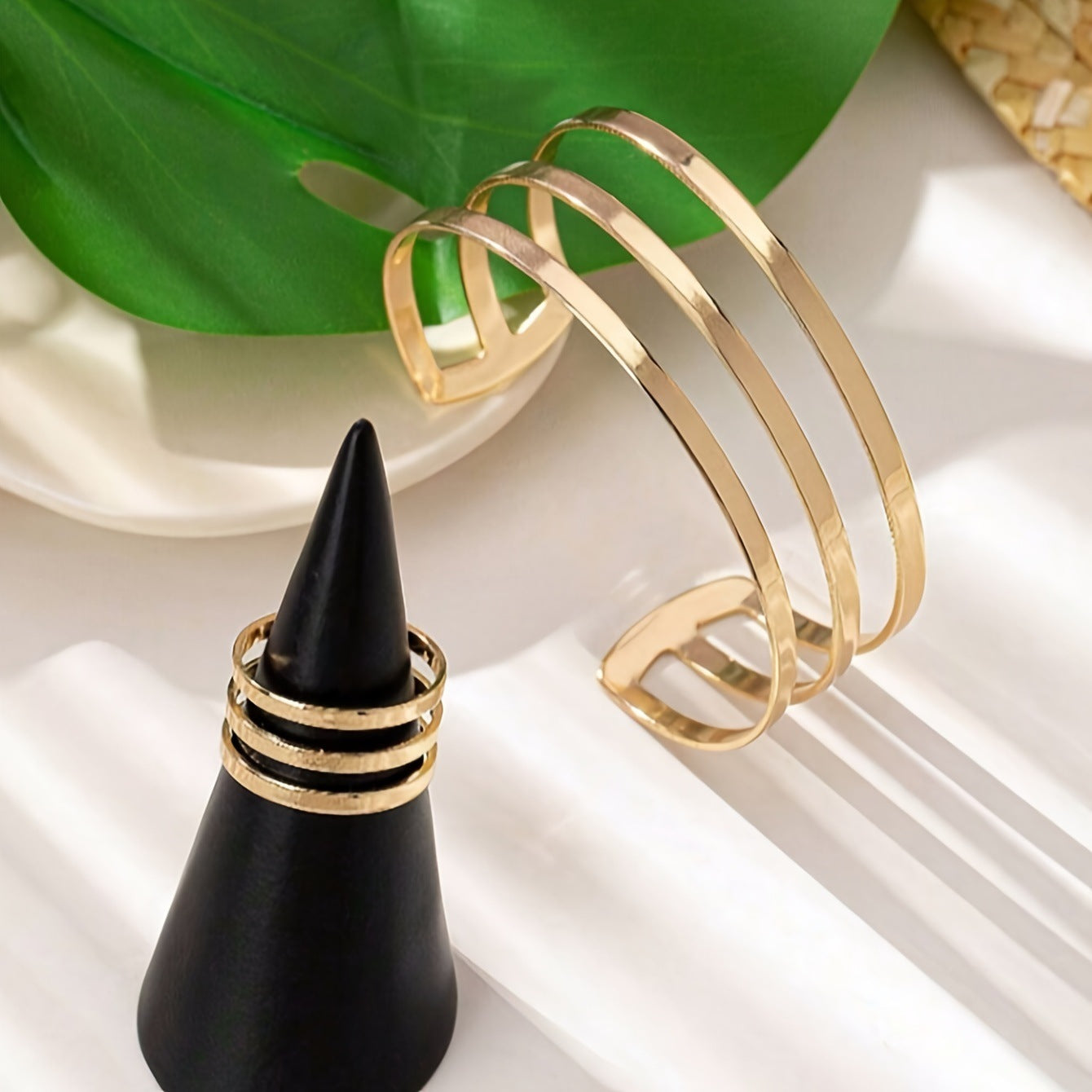 Glamorous Women's Hollow Gold Simple Fashion Bracelets
