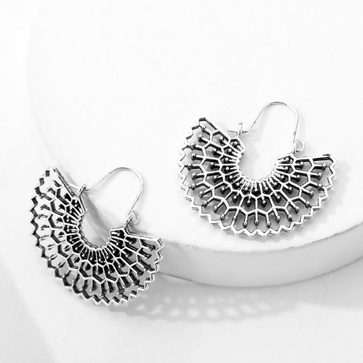 Women's Vintage Hollow Carved For Geometric Scallop Earrings