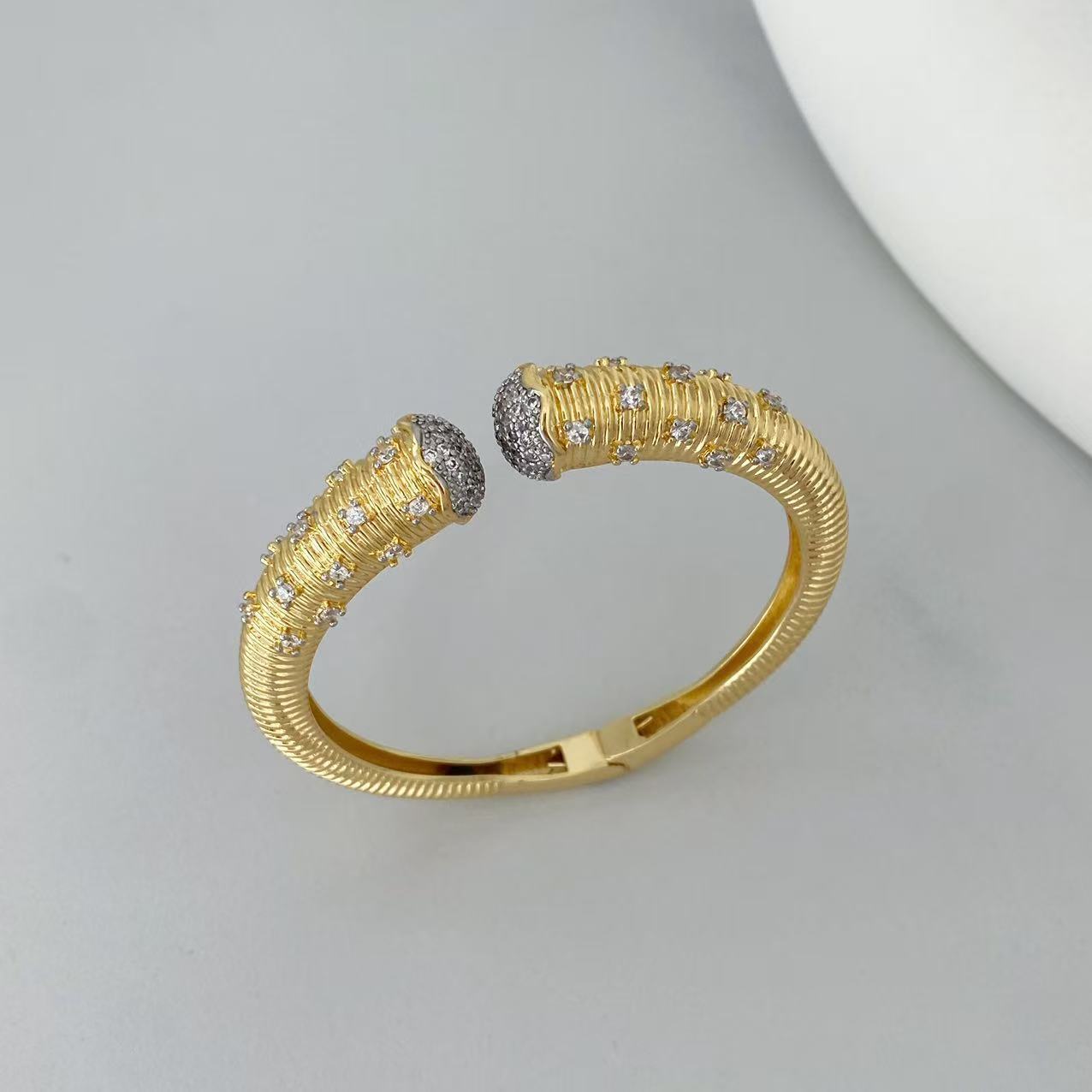Light Luxury Twisted Inlaid Zircon Open Ring