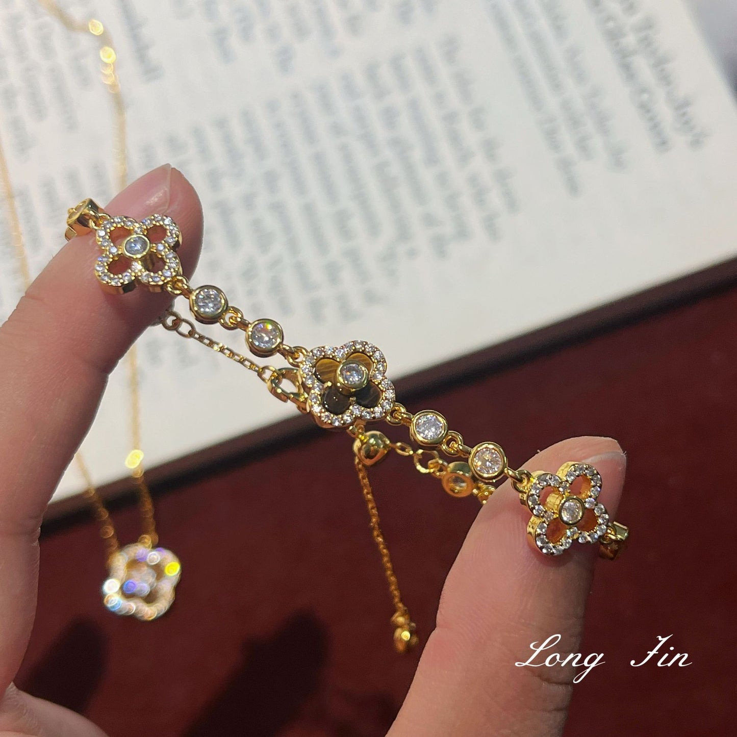 French Retro Tiger Eye White Shell Hollow Zircon Red Four-leaf Bracelets