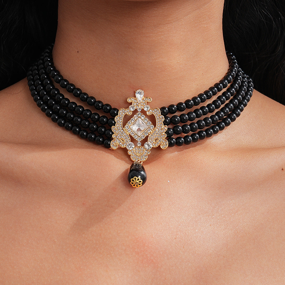 Women's Round Pearl Light Luxury Minority Vintage Clavicle Chain Jewelry Set