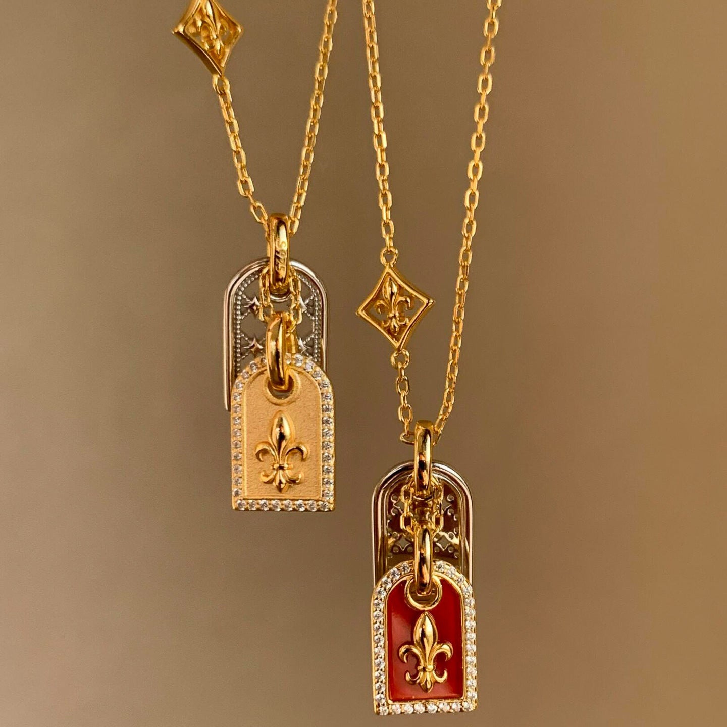 Women's Tranquility Peace Plate Flower-de-luce Light Luxury Necklaces