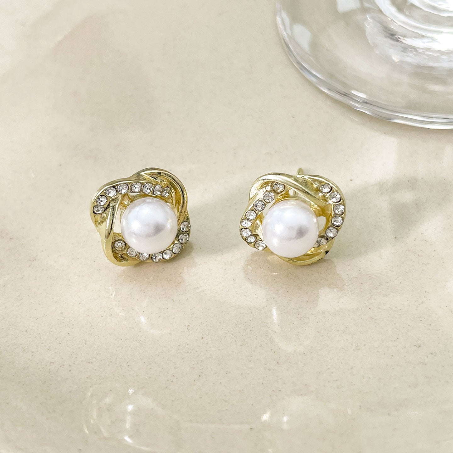 Women's Alloy Pearl Light Luxury High-grade Sense Niche Earrings