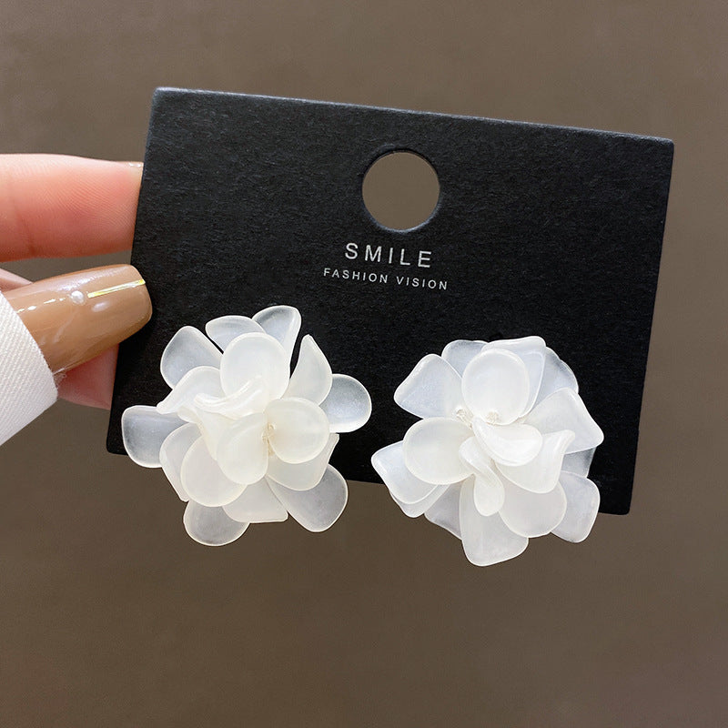 Boucles d'oreilles froides personnalisées à la mode d'été à fleurs blanches pour femmes