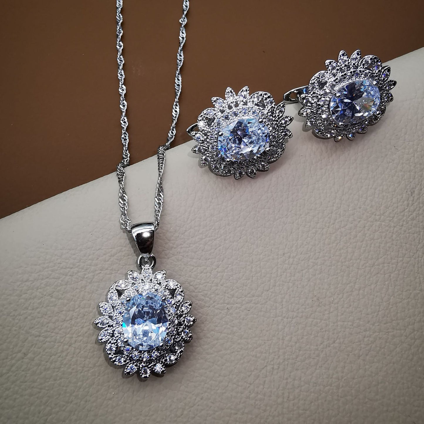 Graceful Glamorous Women's Zircon Grid Leaf Jewelry Set