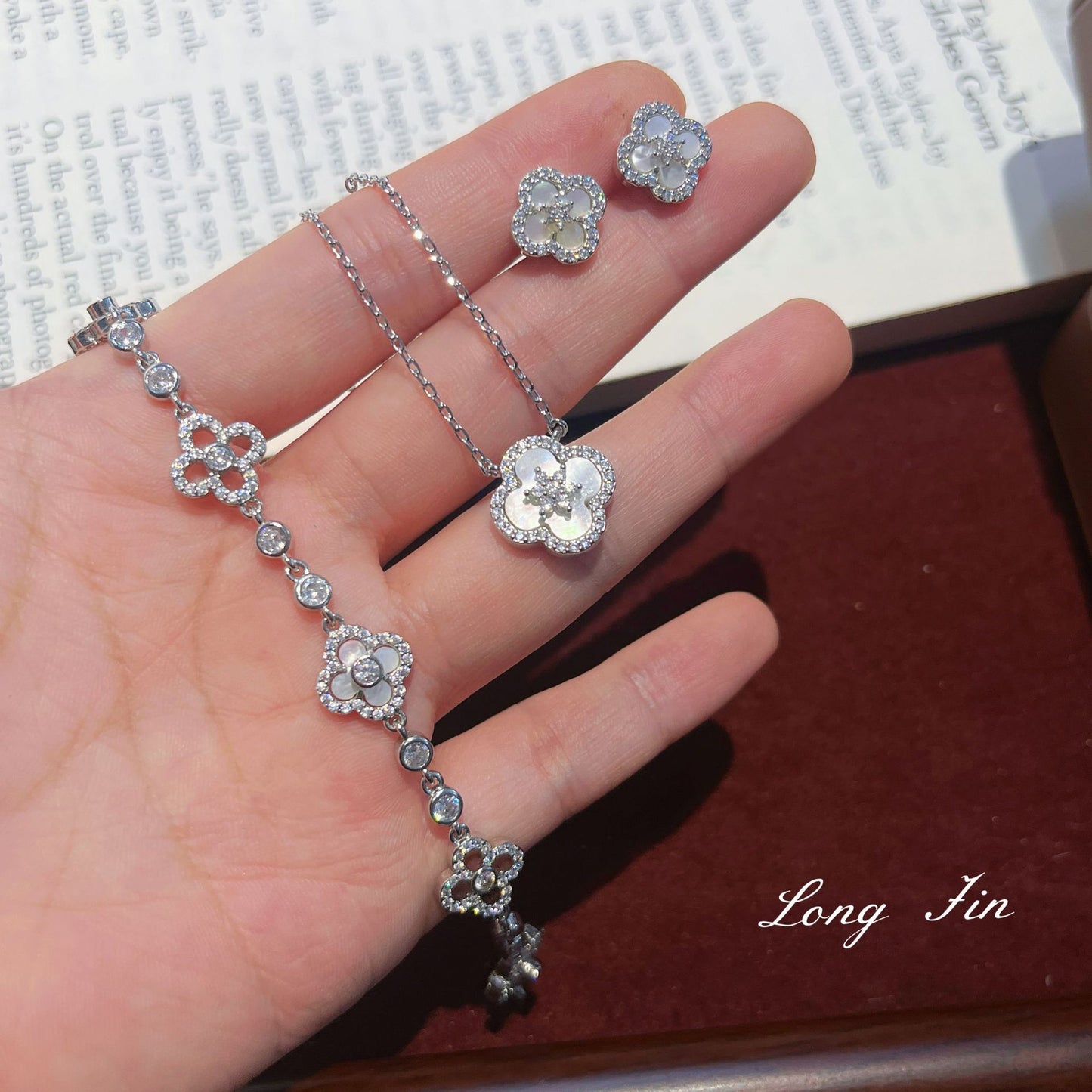 French Retro Tiger Eye White Shell Hollow Zircon Red Four-leaf Bracelets