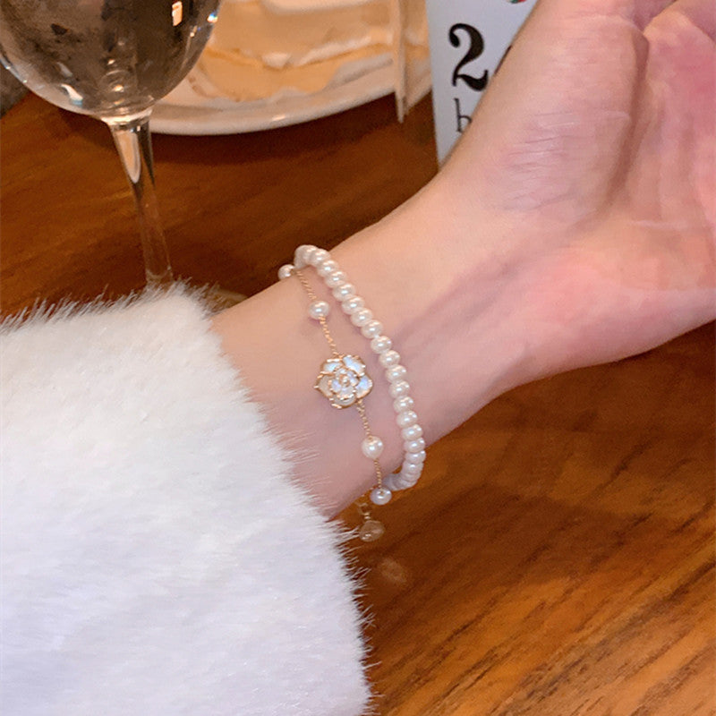 Bracelets de minorité de luxe légers en perles de camélia blanches à la mode pour femmes