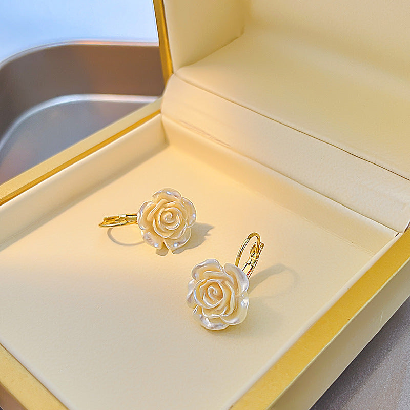 Boucles d'oreilles à clip d'oreille en forme de fleur de rose tridimensionnelle pour femmes