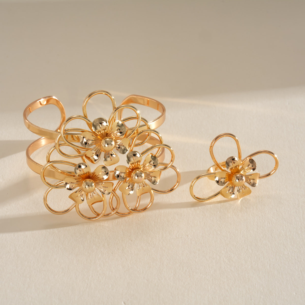 Women's Metal Pleated Flowers Openings Suit Niche Exaggerated Light Luxury Bracelet