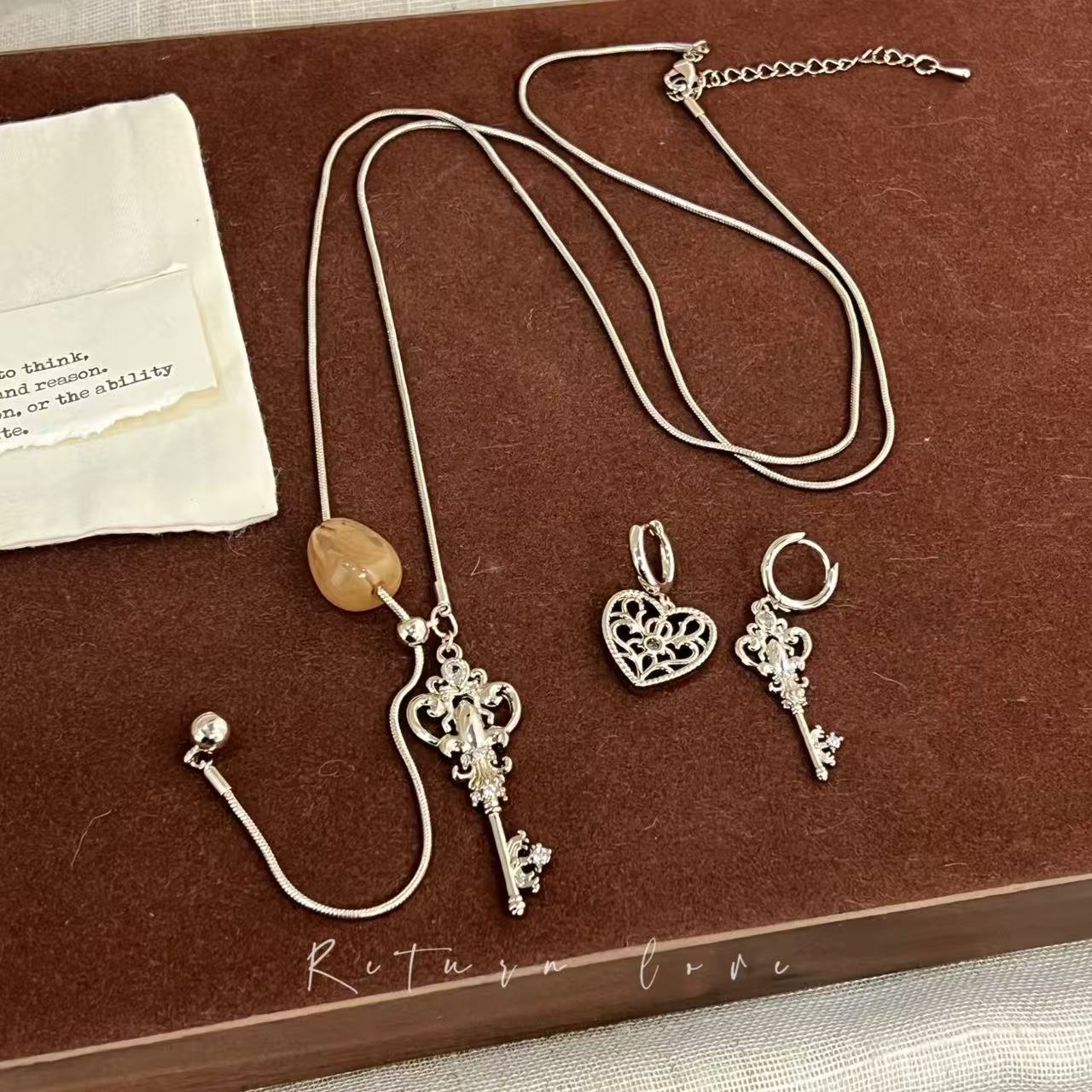 Women's Retro Affordable Luxury Golden Coffee Color Key Pull High-grade Necklace