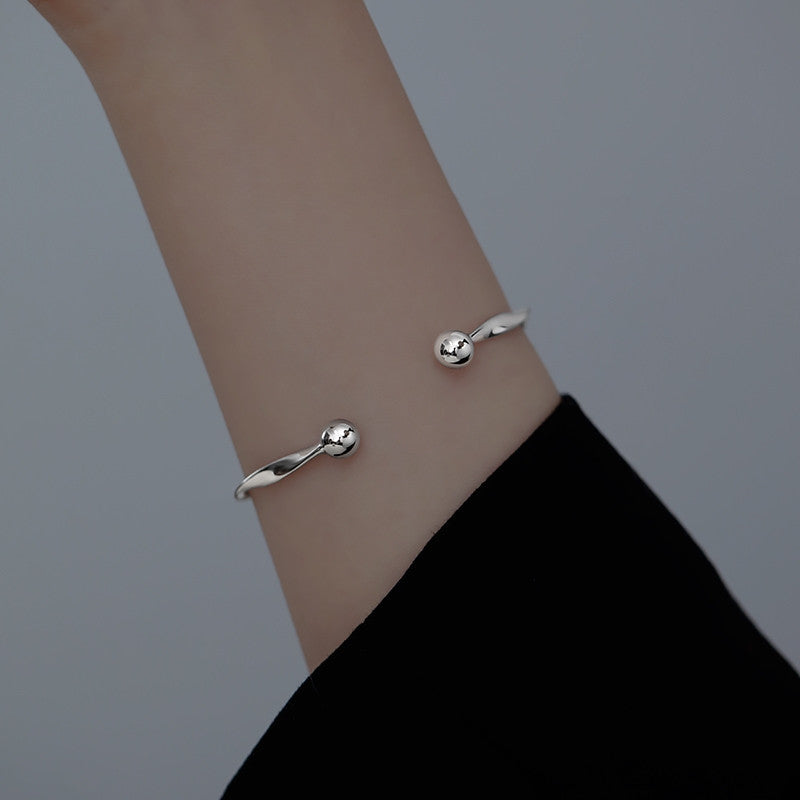 Women's Copper Sier-plated Mobius Strip Light Luxury Exquisite Bracelet