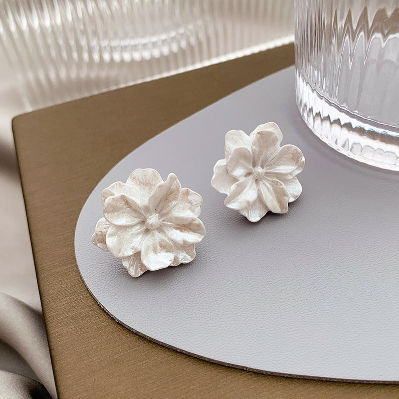 White Camellia Elegant High Sense Round Face Mosquito Ear Clip