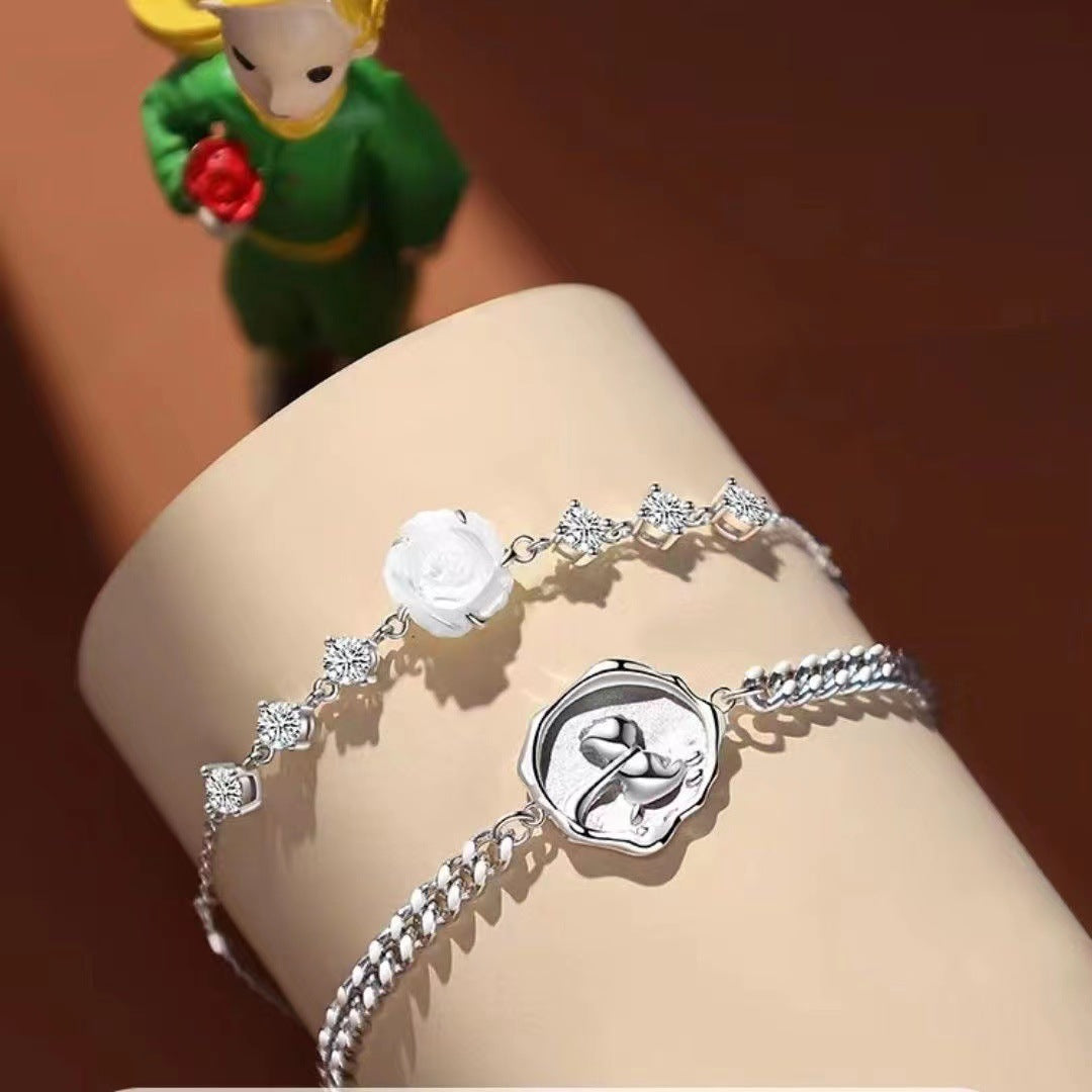 Ein Paar hochwertige Armbänder für Damen und Herren sowie Rosenpaare