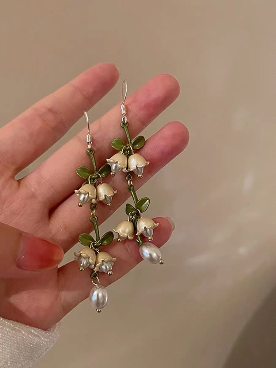 Retro White Flower Niche Design Long Earrings